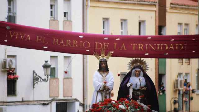 Jesús Cautivo y la Virgen de la Trinidad pasan por una banderola que engalana el barrio.