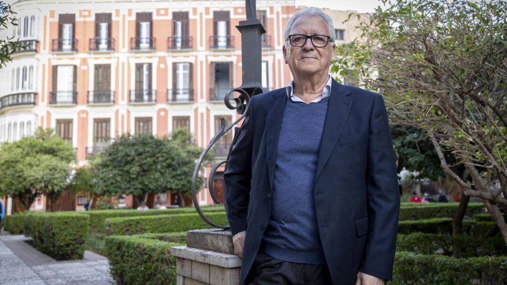 José Jiménez, en el patio de los Naranjos, junto a una Catedral que sueña con ver terminada.