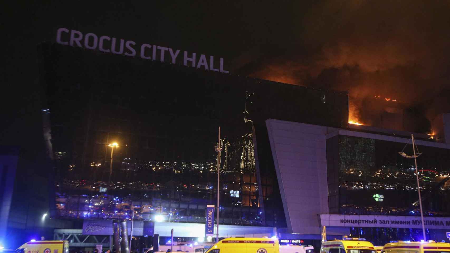 El Crocus City Hall de Moscú en llamas poco después del ataque terrorista el 15 de marzo.