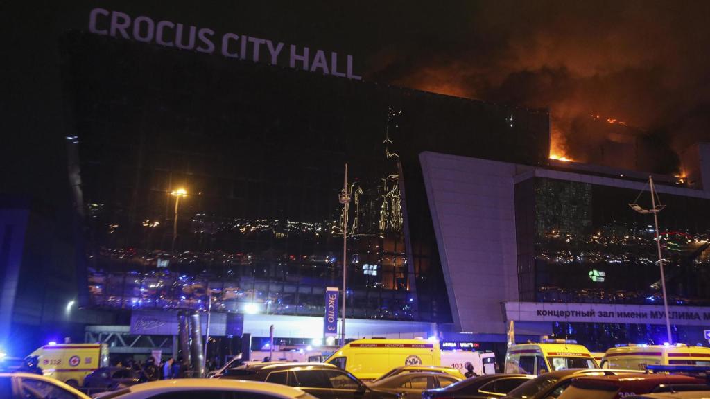 El Crocus City Hall de Moscú en llamas poco después del ataque terrorista el 15 de marzo.