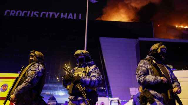 Fuerzas de seguridad rusas, a la salida de la sala de conciertos donde tuvo lugar el atentado terrorista del pasado viernes noche.