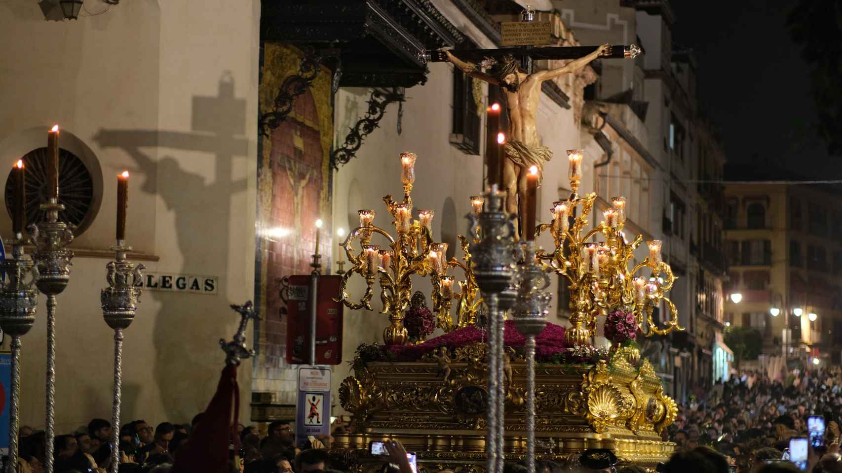 En imágenes, la primera salida del Cristo de los Desamparados en la Semana Santa de Sevilla