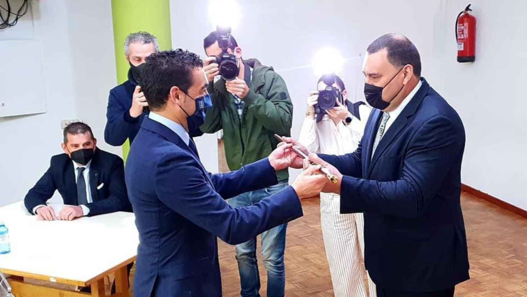 Luis López entrega a Rubén Quintá el bastón de mando de la alcaldía de Rodeiro.