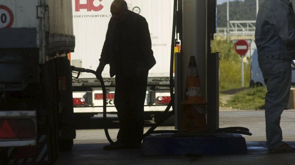 Imagen de archivo de camiones en una gasolinera