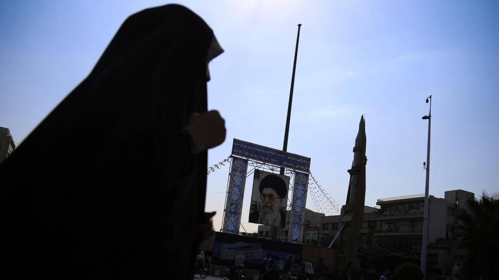 Imagen de archivo de una mujer portando velo en Teherán, a 26 de septiembre de 2023.