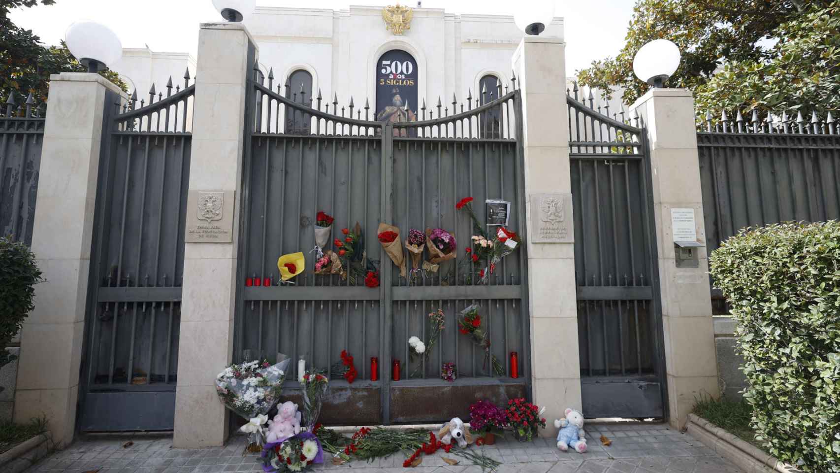 Flores y velas en la entrada de la embajada de Rusia en Madrid este domingo.