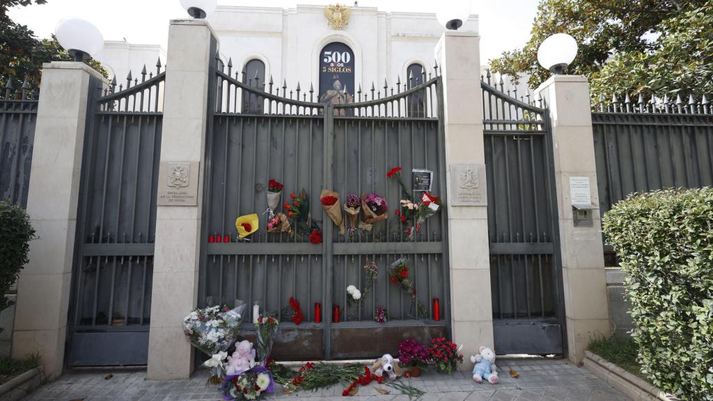 Flores y velas en la entrada de la embajada de Rusia en Madrid este domingo.