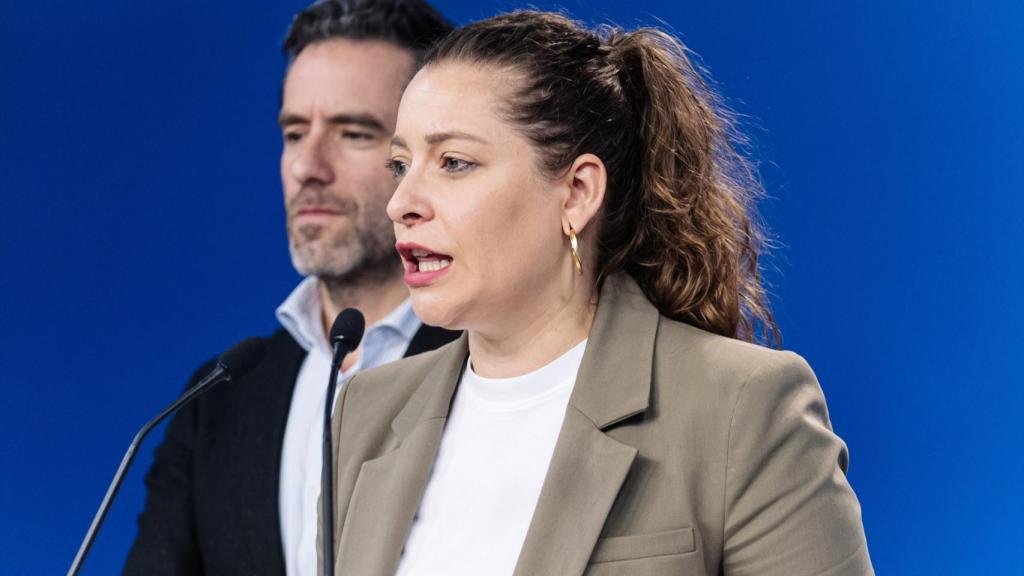 Al fondo el vicesecretario de Cultura, Borja Sémper y la diputada del PP, Esther Muñoz, en primer plano.