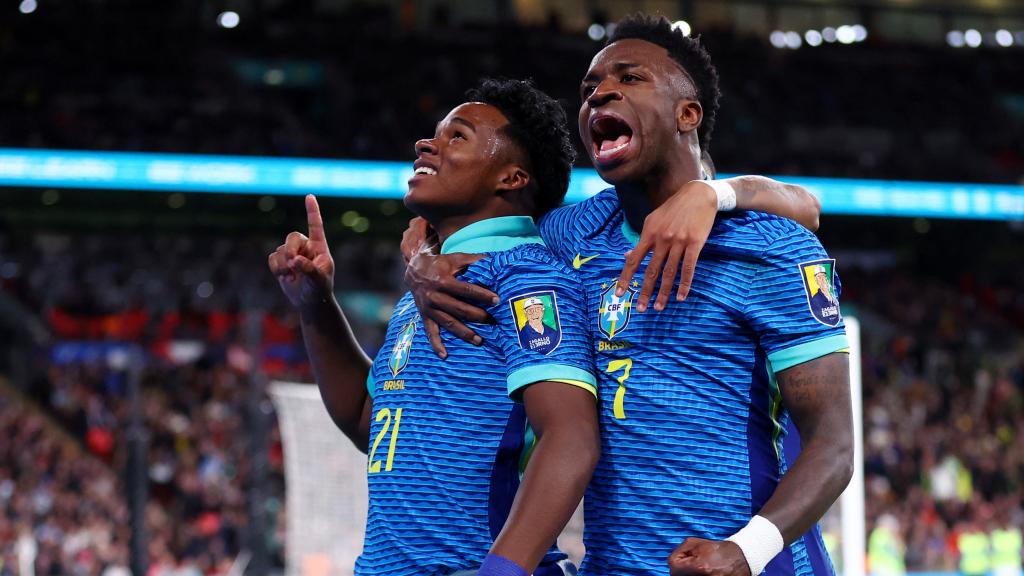 Endrick y Vinicius celebran el gol del jugador del Palmeiras frente a Inglaterra.
