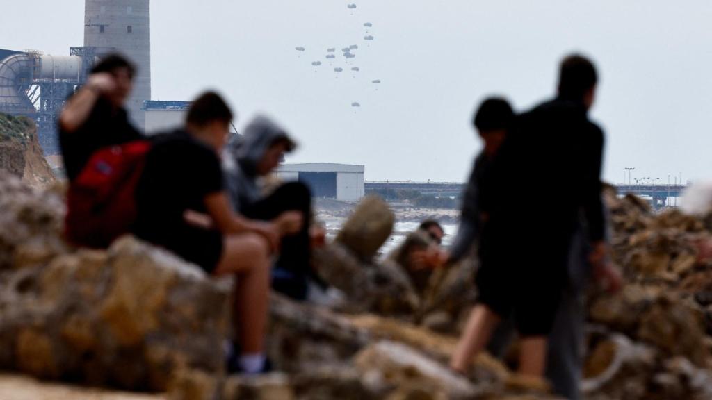 La ayuda humanitaria cae por el cielo hacia la Franja de Gaza.