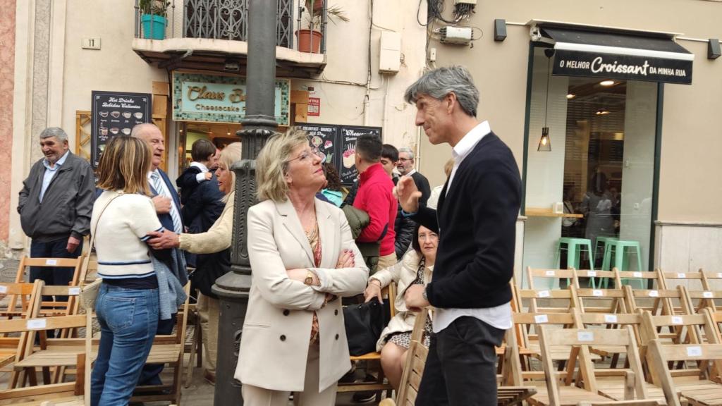 Imanol Alguacil charlando entre las sillas del recorrido oficial.