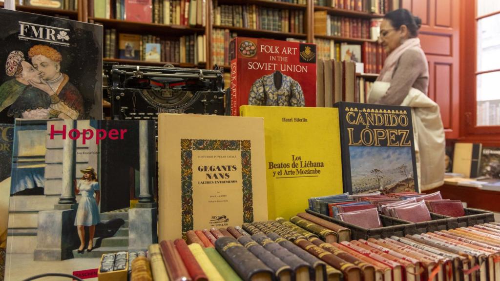 Una librería con diversos títulos