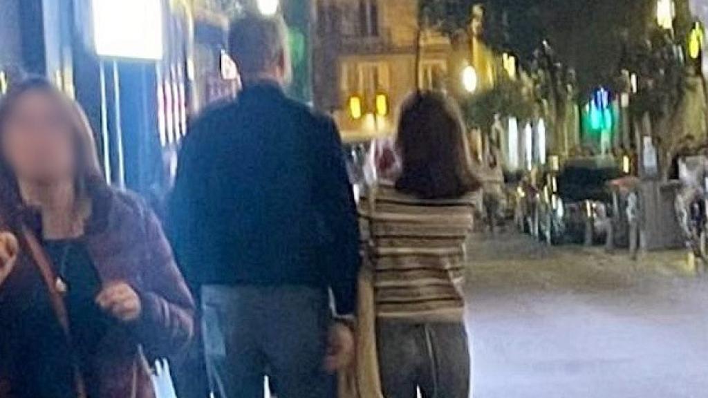 Felipe VI y Letizia, caminando por Madrid, en marzo pasado.