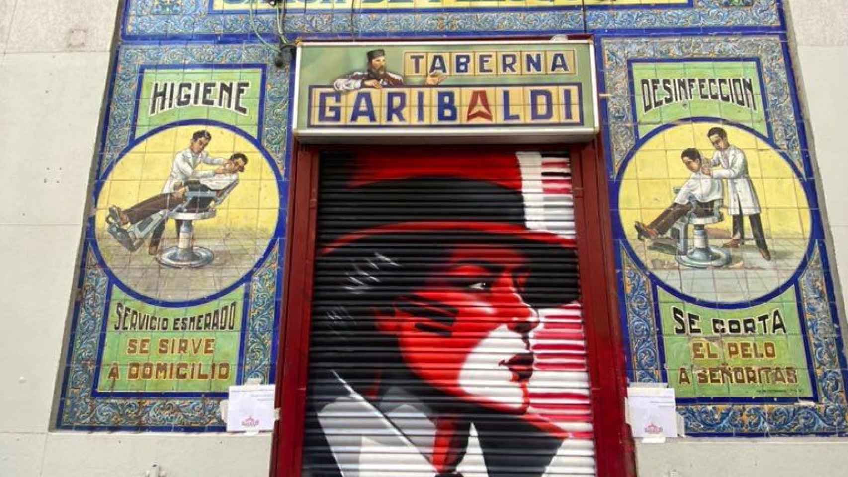 Exterior de la Taberna Garibaldi este domingo, con el cartel de cerrado.