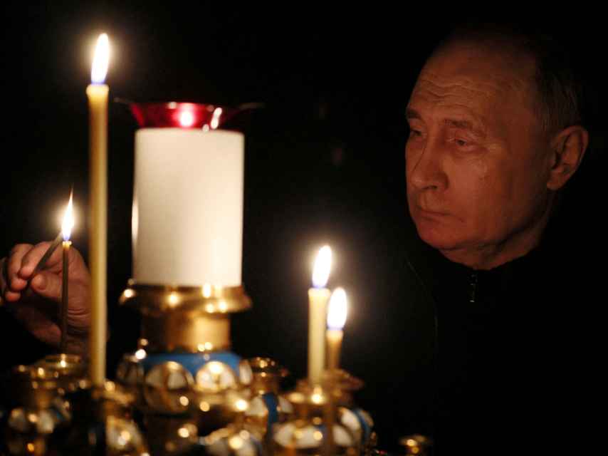 Vladimir Putin enciende una vela durante el acto de homenaje a las víctimas del atentado en Moscú