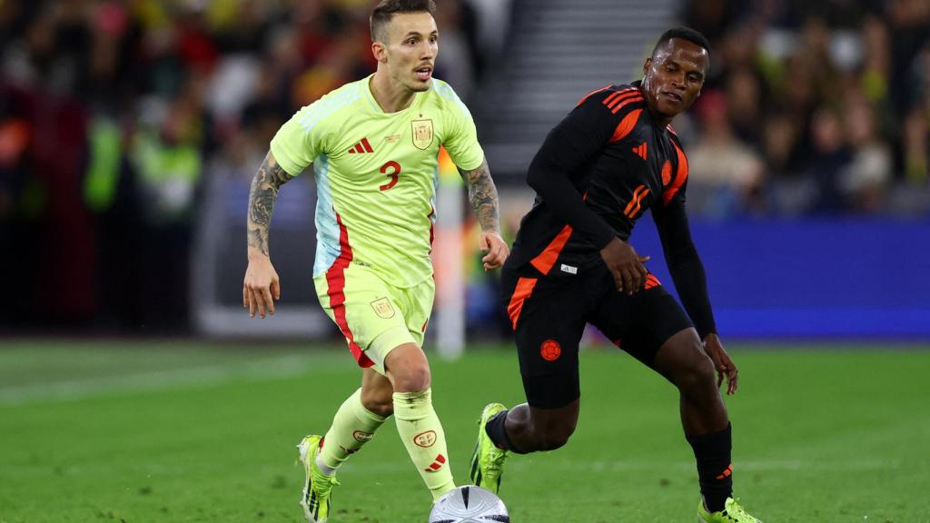 Grimaldo conduce el balón en una ocasión frente a Colombia.