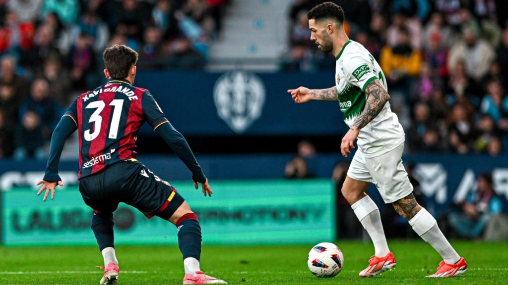 Tete Morente intenta desbordar a un jugador del Levante.