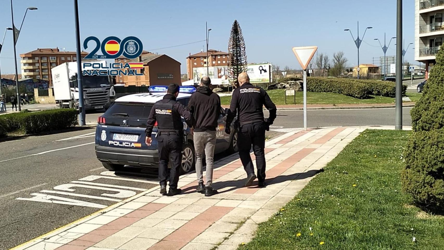 Agentes de la Policía Nacional detienen al hombre de origen magrebí