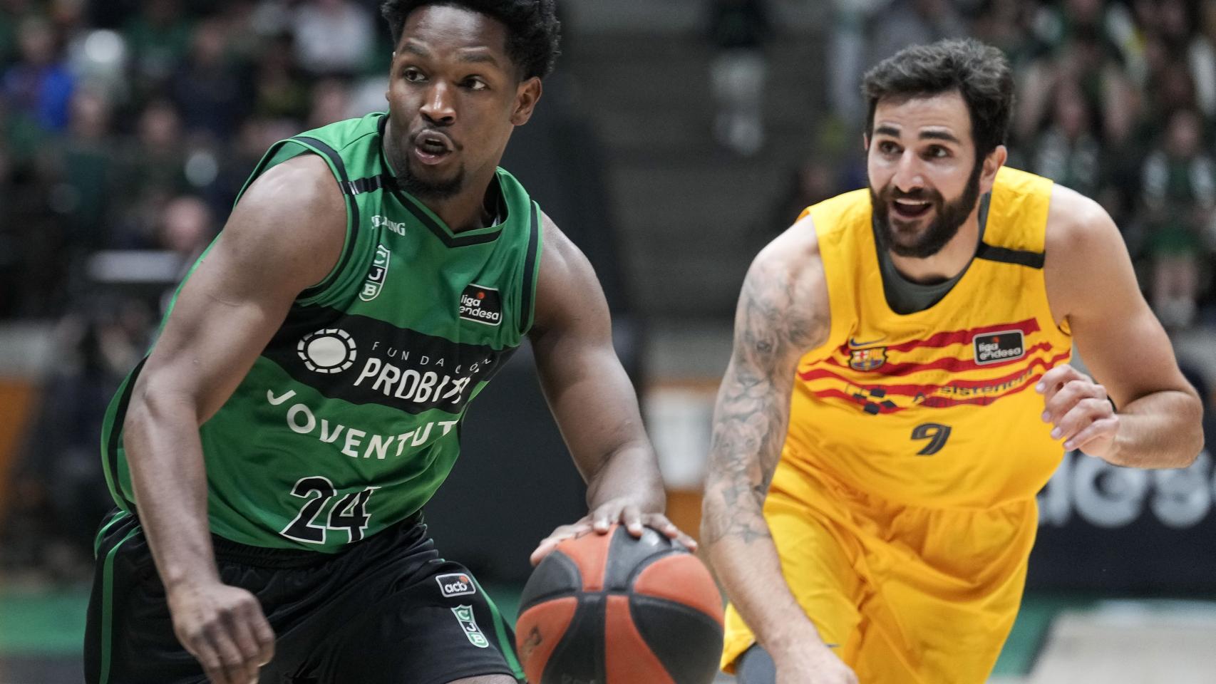 El base dominicano del Joventut, Andres Feliz (i), con el balón ante el base del Barça, Ricky Rubio.