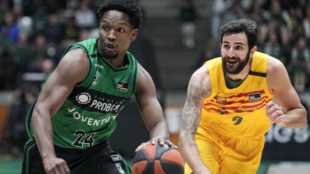 El base dominicano del Joventut, Andres Feliz (i), con el balón ante el base del Barça, Ricky Rubio.