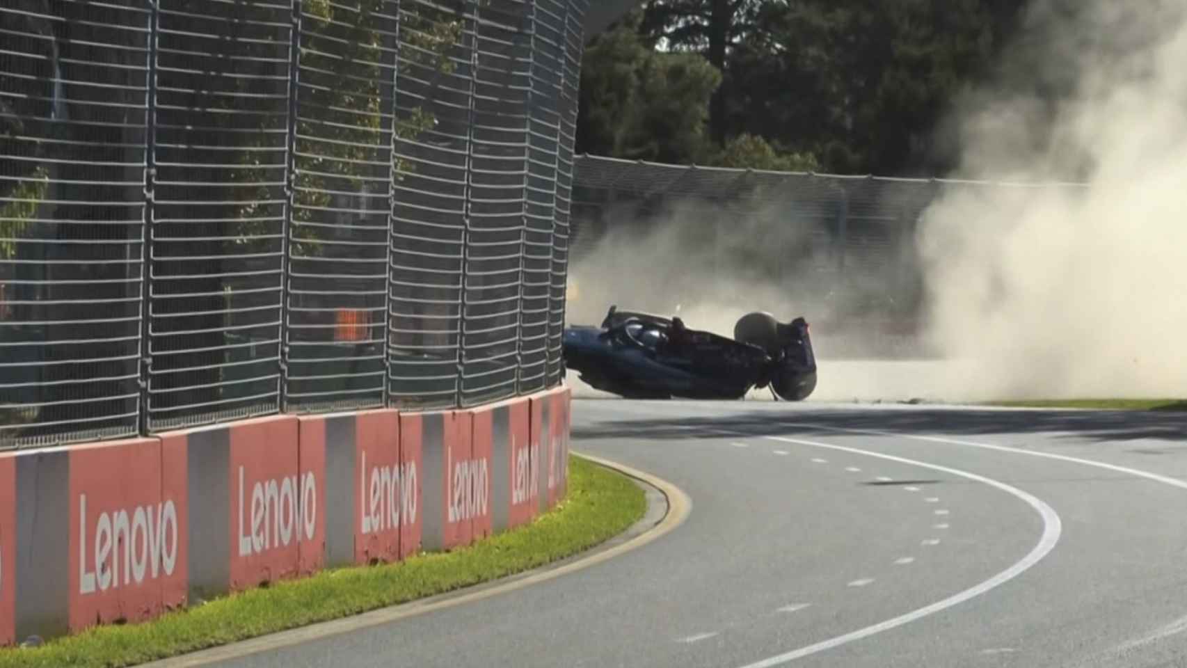 El estremecedor accidente de Russell persiguiendo a Fernando Alonso y acabando contra el muro