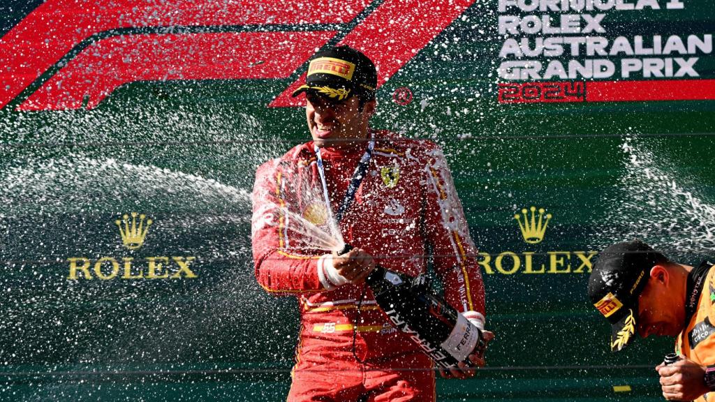 Carlos Sainz, en el podio del GP de Australia.