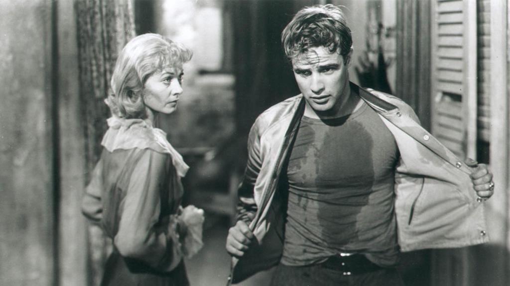 Marlon Brando es Stanley Kowalski en 'Un tranvía llamado deseo', dirigida por Elia Kazan en 1951. En la escena, con Vivien Leigh