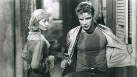 Marlon Brando es Stanley Kowalski en 'Un tranvía llamado deseo', dirigida por Elia Kazan en 1951. En la escena, con Vivien Leigh