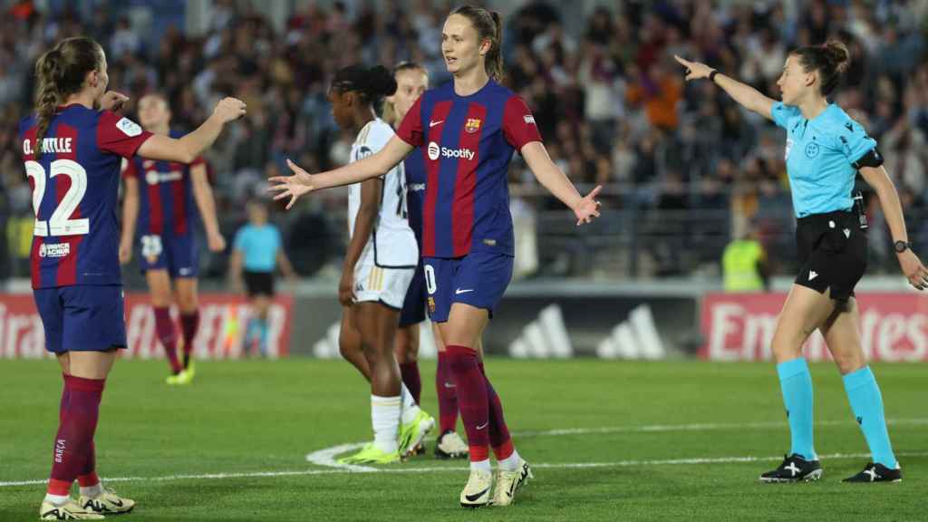 La delantera danesa del Barça Caroline Graham (c) celebra tras marcar el 0-3.