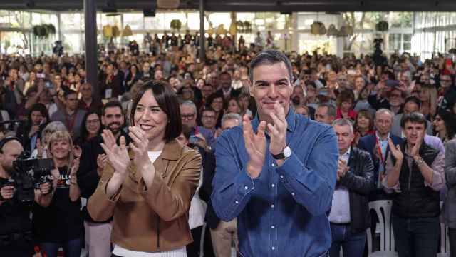 La ministra de Ciencia y nueva secretaria general del PSOE valenciana, Diana Morant, junto al presidente Pedro Sánchez, este domingo en Benicàssim (Castellón).