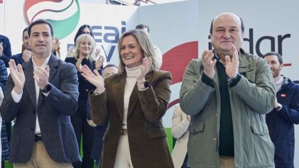 El candidato a lehendakari del PNV, Imanol Pradales, junto a la presidenta de la ejecutiva del partido,  Itxaso Atutxa, y junto a Andoni Ortuzar, el pasado 18 de febrero en un acto de precampaña.