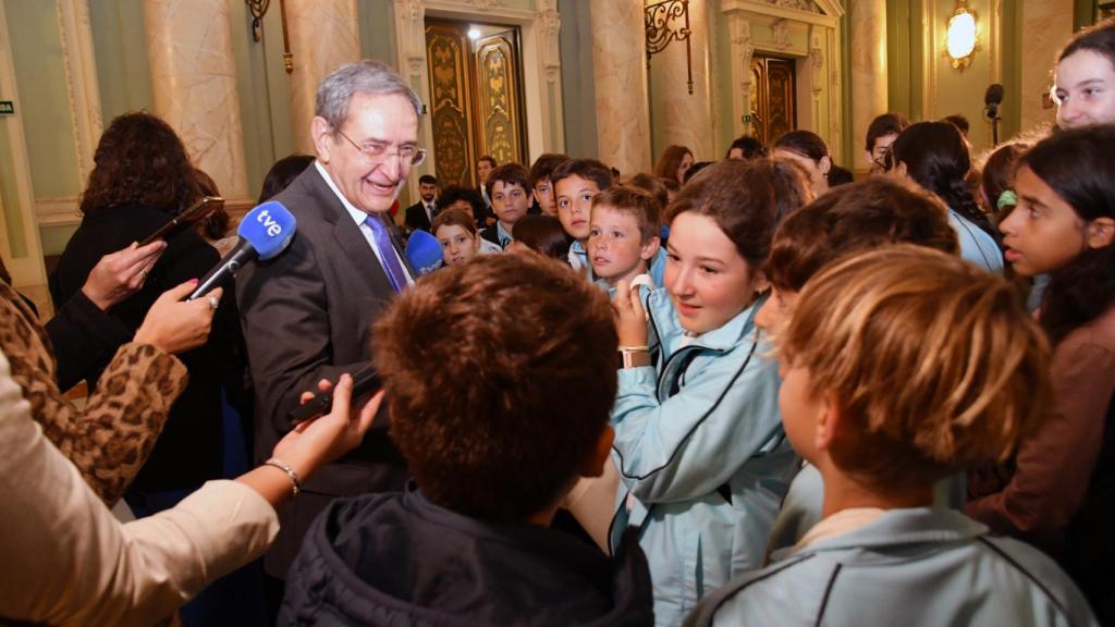 Francisco Marín recibe a los alumnos del CEIP Pablo Picasso, de Madrid, el pasado 26 de octubre durante la Jornada de Puertas Abiertas en el Tribunal Supremo./