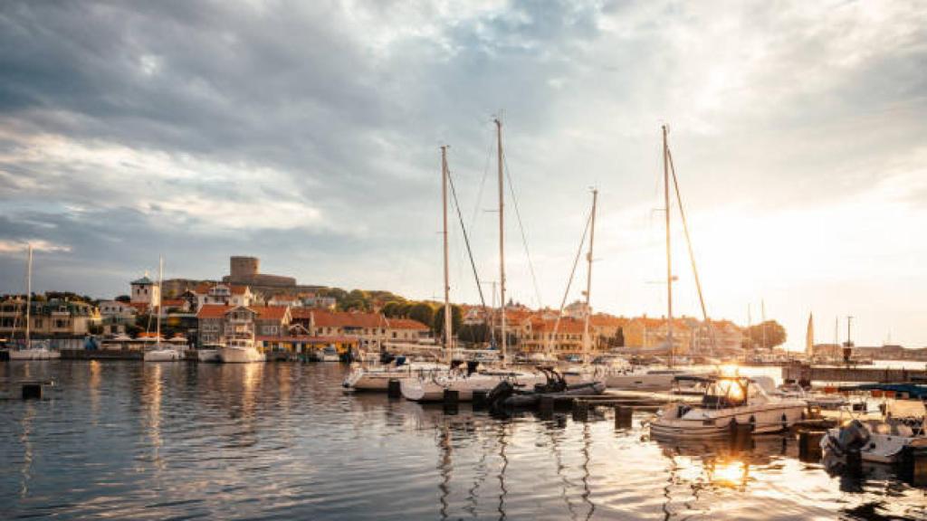 Puerto de la Isla de Marstrand en Suecia