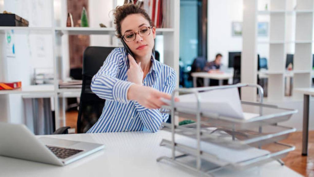 Una administrativa respondiendo a una llamada