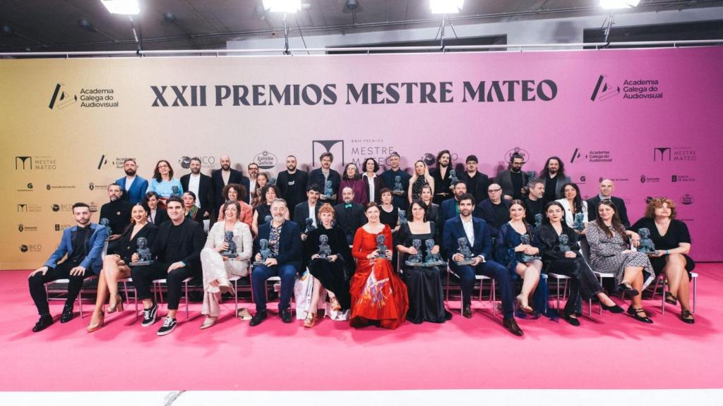 Foto de familia de los premios Mestre Mateo 2024, con los profesionales del sector audiovisual gallego galardonados.