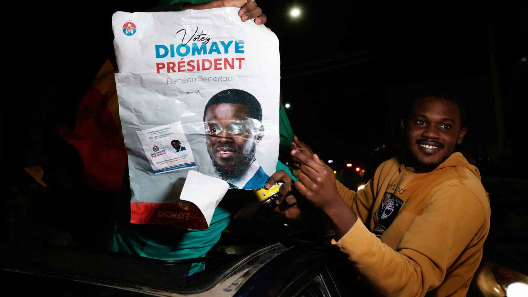 Partidarios de Bassirou Diomaye Faye celebran los primeros resultados, en Dakar.