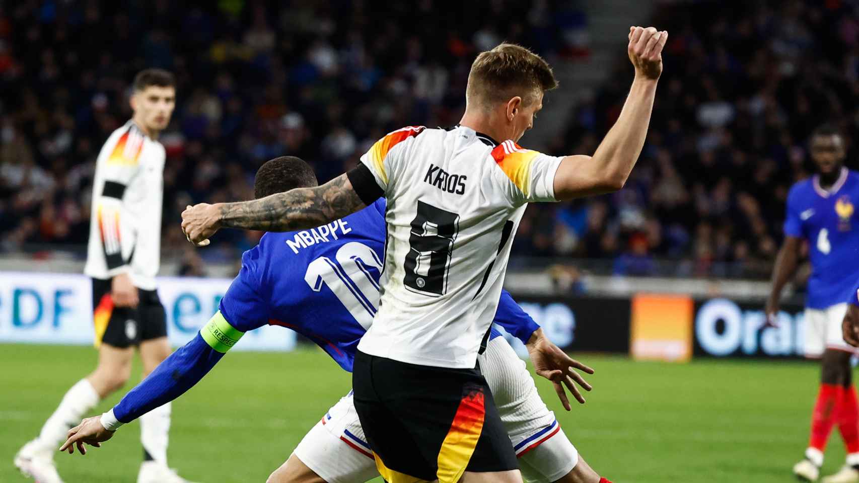 Toni Kroos y Kylian Mbappé, durante el amistoso Francia - Alemania