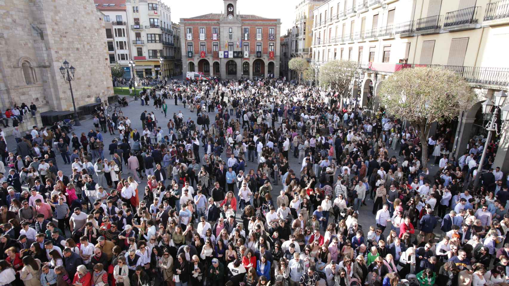 La Plaza Mayor de Zamora llena el Domingo de Ramos