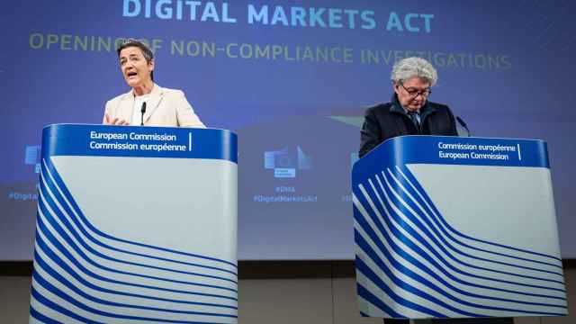 La vicepresidenta Margrethe Vestager y el comisario de Mercado Interior, Thierry Breton, durante la rueda de prensa de este lunes en Bruselas
