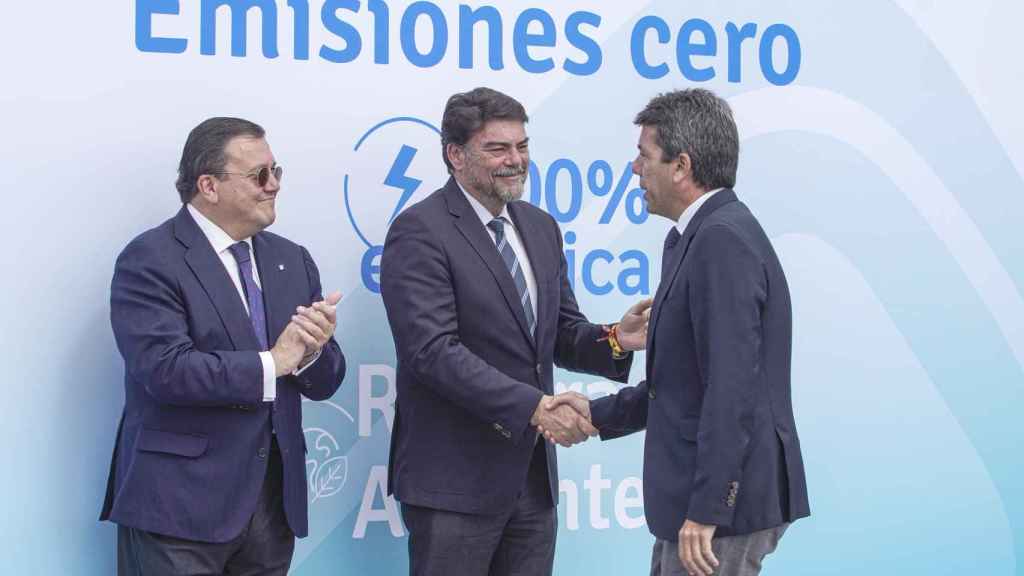 El presidente de Vectalia, Antonio Arias, el alcalde de Alicante, Luis Barcala, y el presidente de la Generalitat, Carlos Mazón.