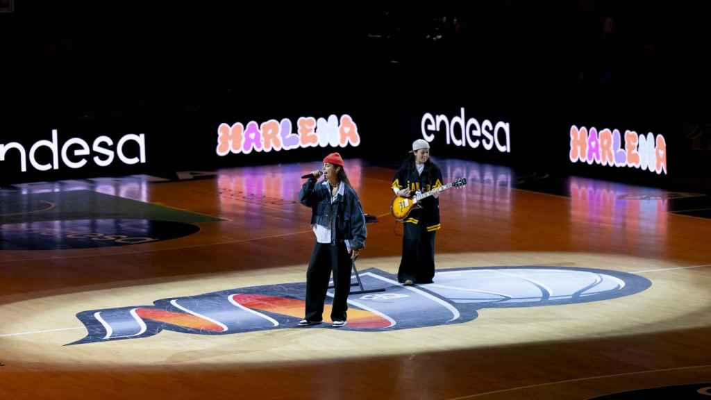 El dúo Marlena, durante la actuación en el descanso de la final de la Copa de la Reina.