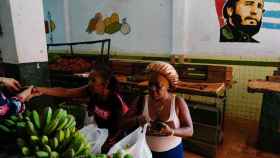 Una mujer compra fruta en La Habana mientras los cubanos esperan la prometida intervención del Gobierno.