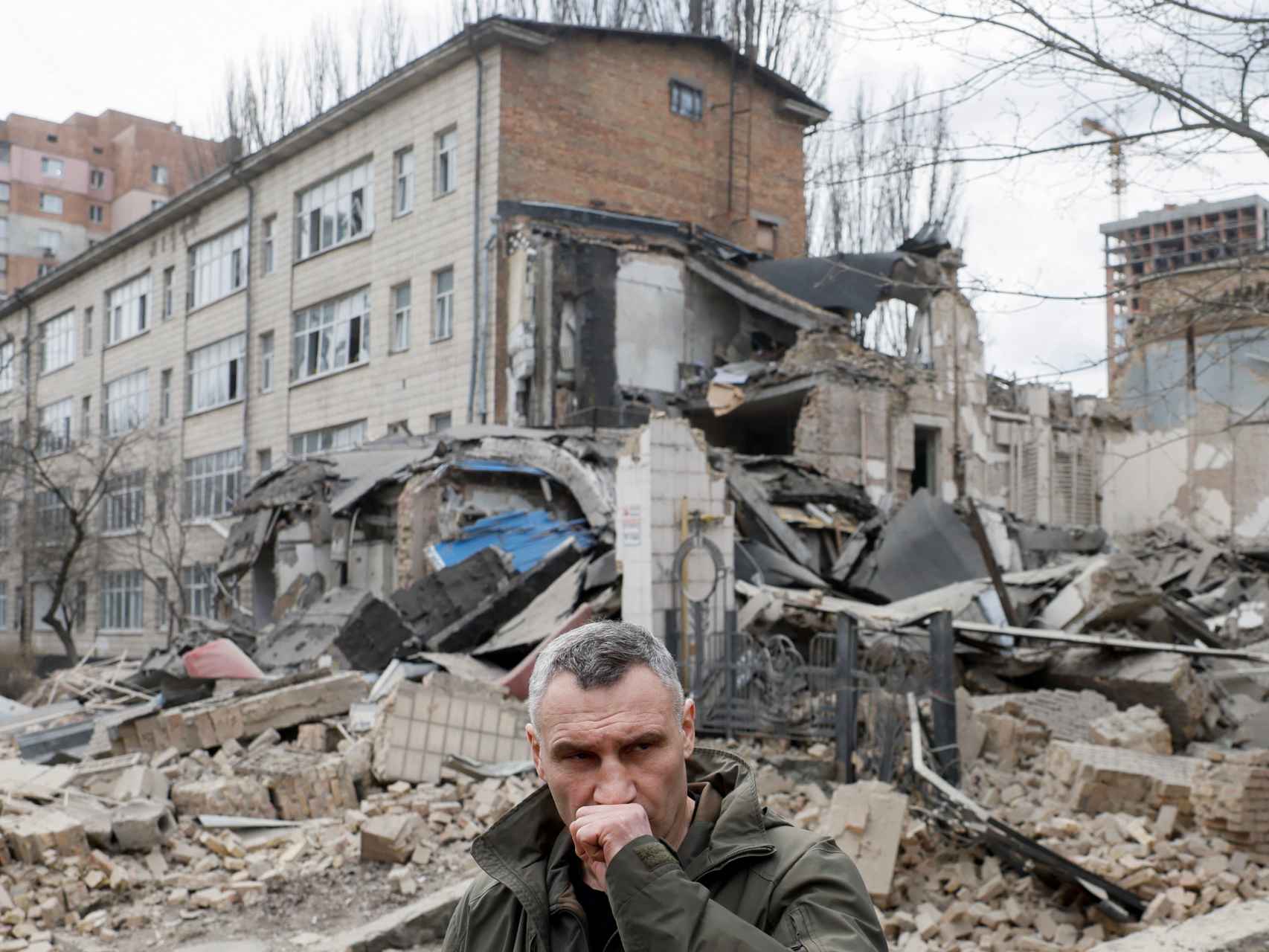 El alcalde de Kyiv, Vitali Klitschko, visita un edificio dañado por los misiles rusos.