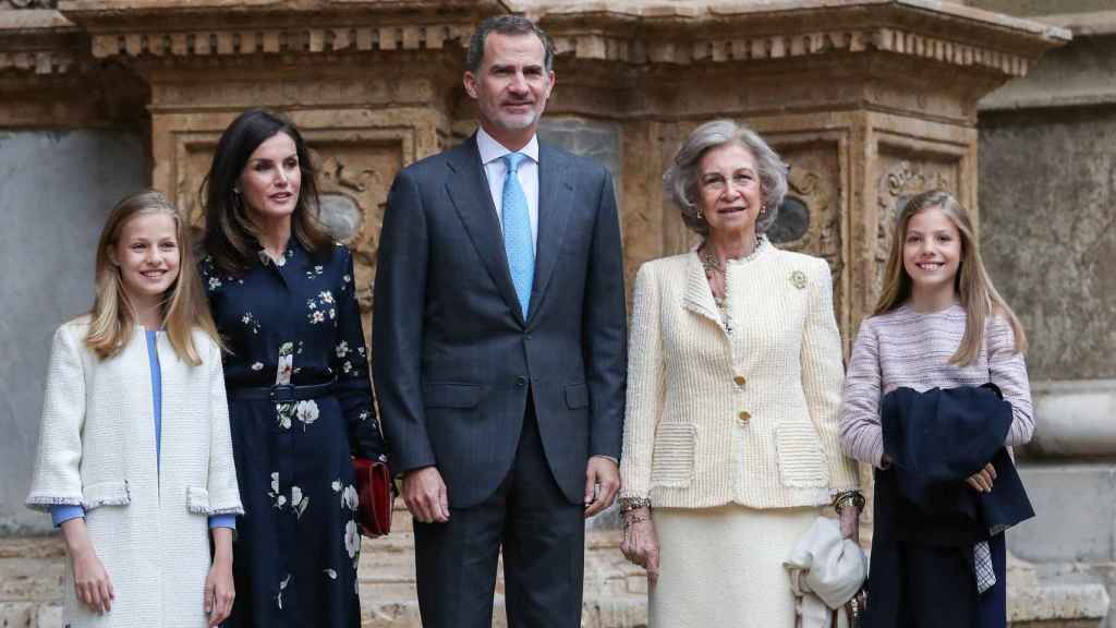 Felipe VI y Letizia junto a sus hijas y la Reina emérita en el Domingo de Resurrección de 2019.