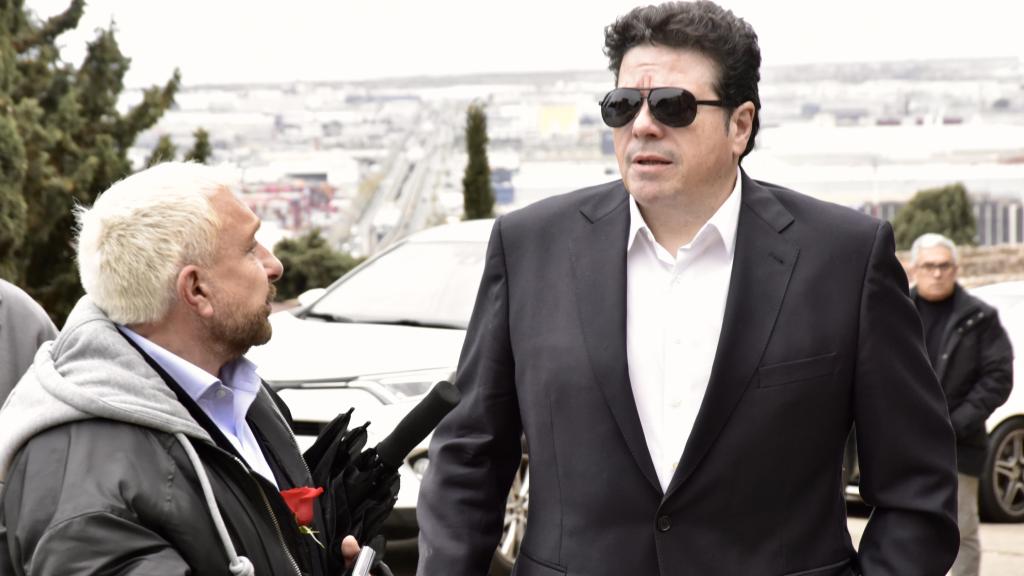 Carlos Cánovas junto a José Manuel Parada, este lunes, en Barcelona, en el último adiós a Tortosa.