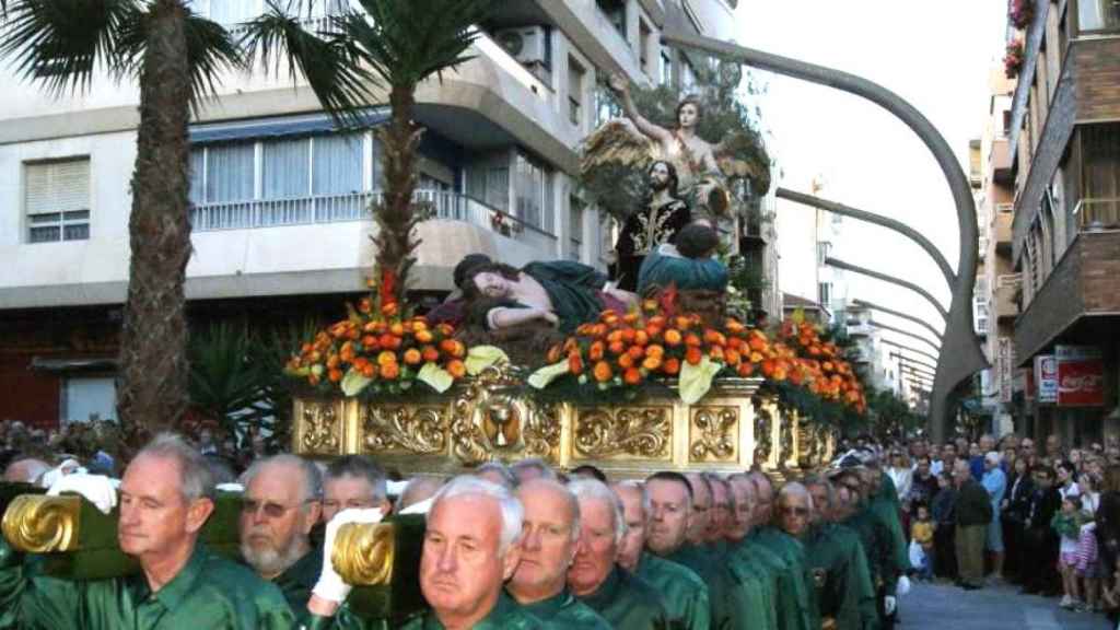 Los integrantes de la Cofradía Nuestro Padre Jesús en el Huerto de los Olivos, cuando todavía llevaban el trono a hombro.