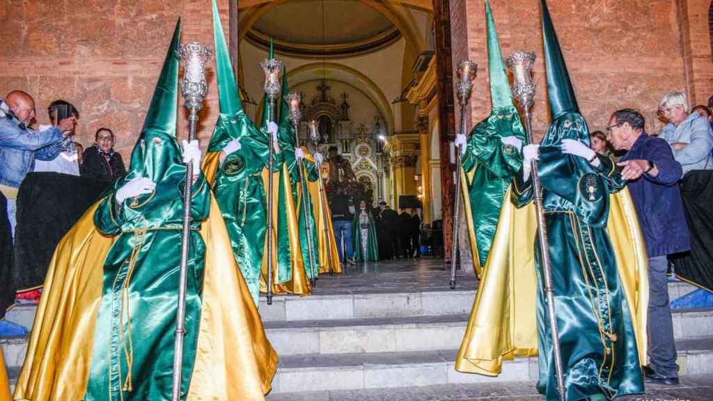 Los nazarenos de la Cofradía Nuestro Padre Jesús en el Huerto de los Olivos, saliendo de la iglesia Inmaculada Concepción.
