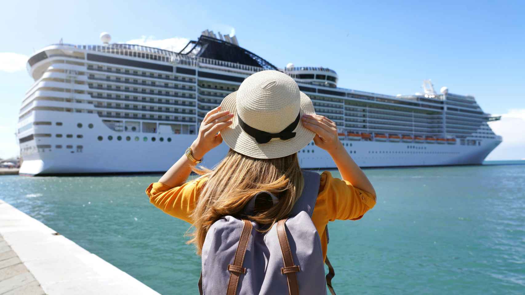 Una chica frente a un crucero, en una imagen de archivo.