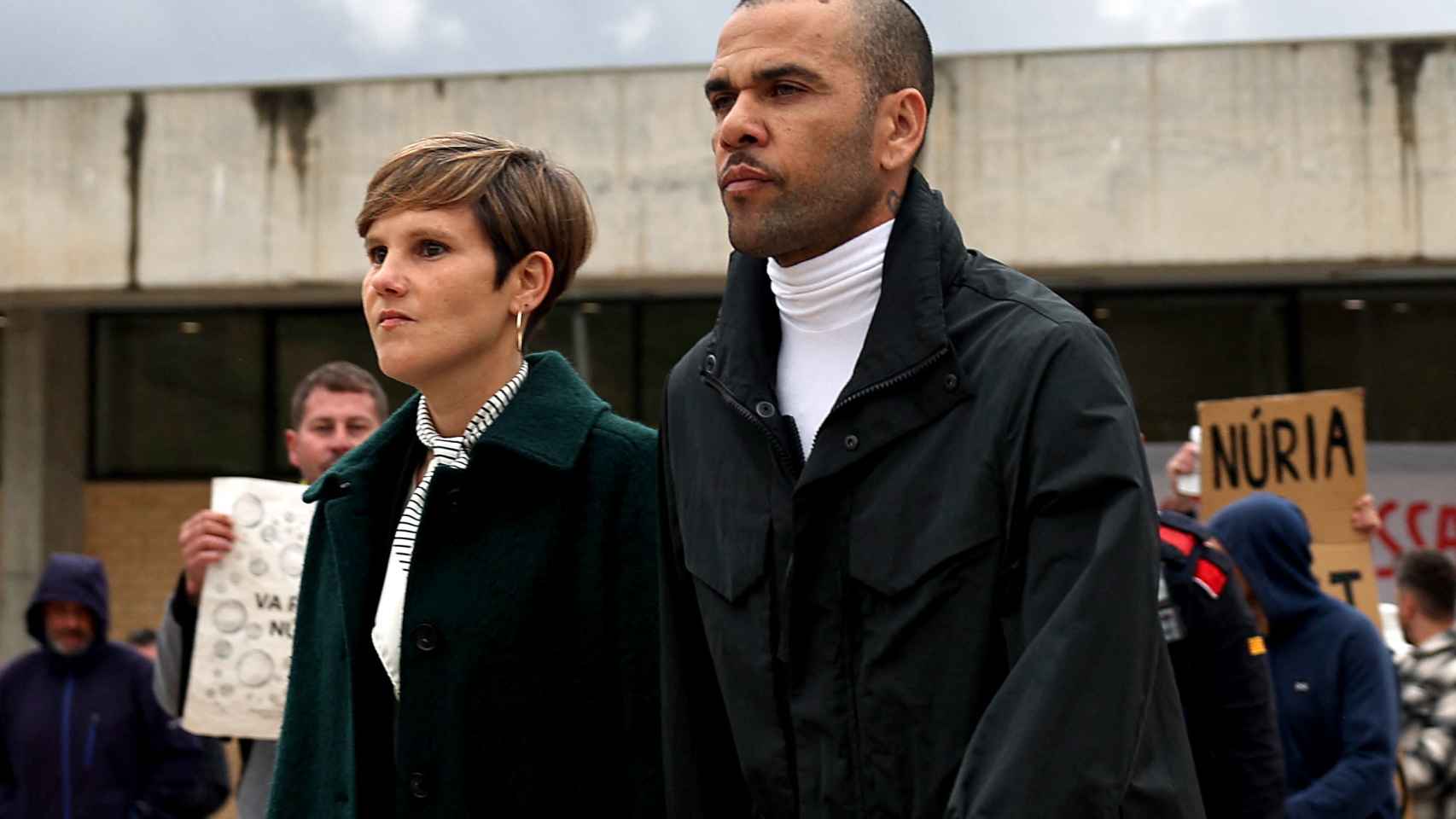 Dani Alves, durante su salida del centro penitenciario Brians 2, junto a su abogada Inés Guardiola