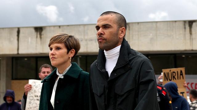 Dani Alves, durante su salida del centro penitenciario Brians 2, junto a su abogada Inés Guardiola